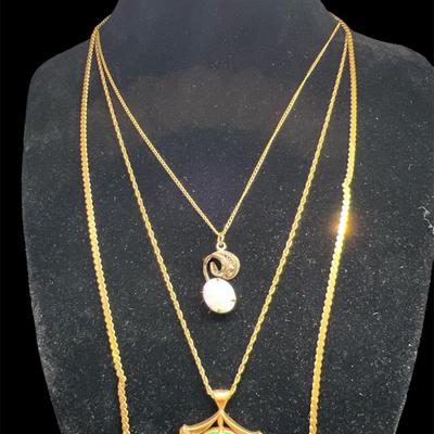 4 Gold Chains 14K, 2 Broken, Plus 2 Pendants