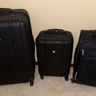 AAE015 Three Travel Suitcases Mia Toro Iatalian & Swiss Tech