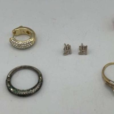 AAE115-Wonderful Assortment of Vintage Costume Jewelry