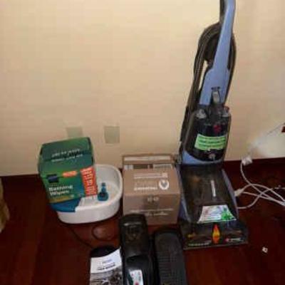 AAE033 Hoover Carpet & Upholstery Vacuum with Miscellaneous Household Goods
