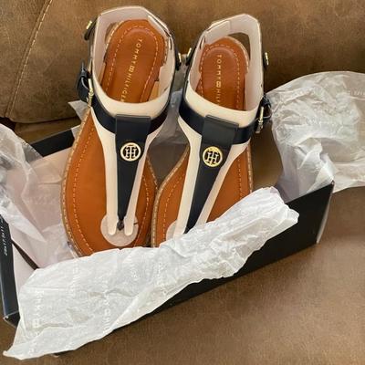 AAE011 - Tommy Hilfiger “Bennia” Sandals Sz 91/2M