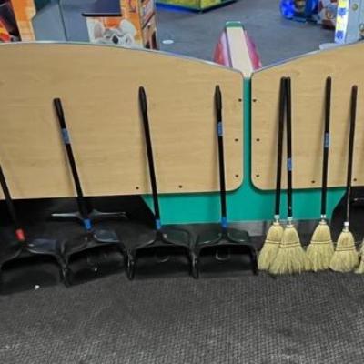 CCS065 6 Rubbermaid Dustpans + 8 Brooms