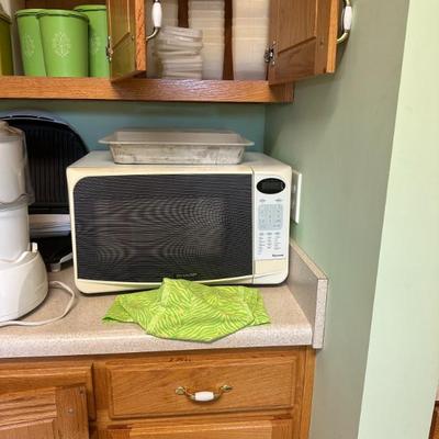 Sale Photo Thumbnail #15: Microwave