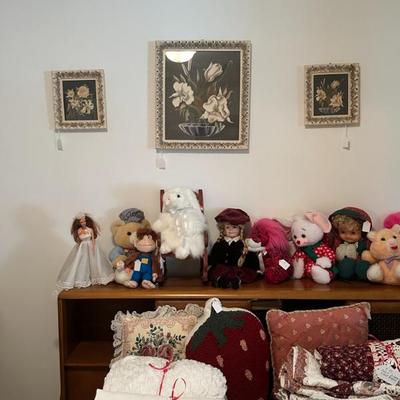 Sale Photo Thumbnail #104: Dolls and stuffed animals 