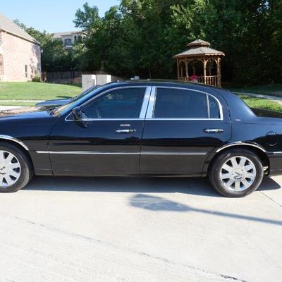 Sale Photo Thumbnail #7: 2003 Lincoln Town Car
40,400 is the mileage