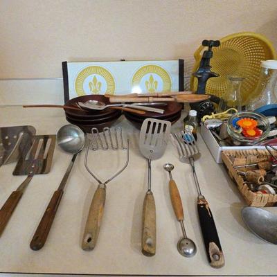 Kitchen Utensils-Vintage, Hot Plate w/Fleur de Lis