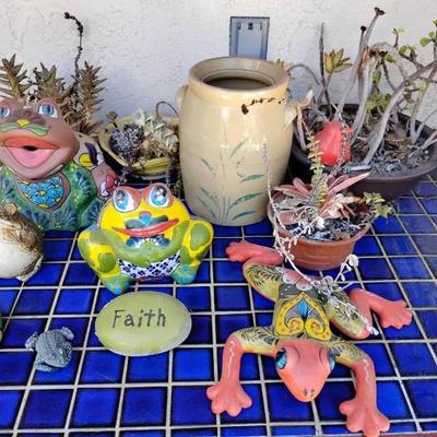 Jh137 garden frog decor