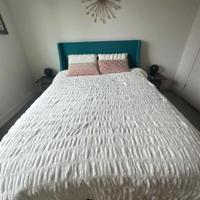 Queen size bedframe