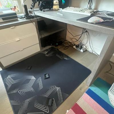 Desk & return with drawers/shelves, floor mat