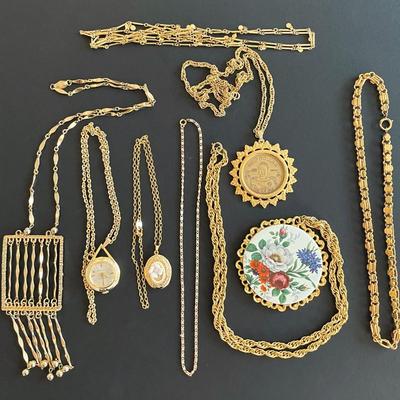 Vintage Lady’s Costume Necklaces In Gold Tone With Souvenir “Hilo Dollar” Gold Tone Coin 