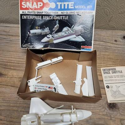 Monogram Snap Tite Model Kit Enterprise Space Shuttle