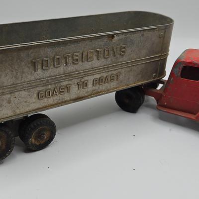Tootsietoy Diecast Coast To Coast Semi with Mack Cab and Trailer TLC 