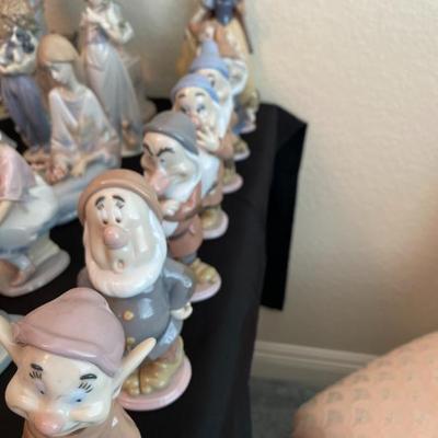 Snow White and 7 dwarfs set w/ Wishing well.  Signed