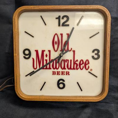 Vintage Old Milwaukee Beer Clock / Light