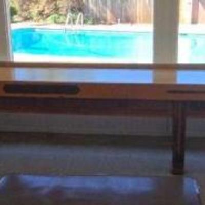 De206v shuffleboard table with pucks
