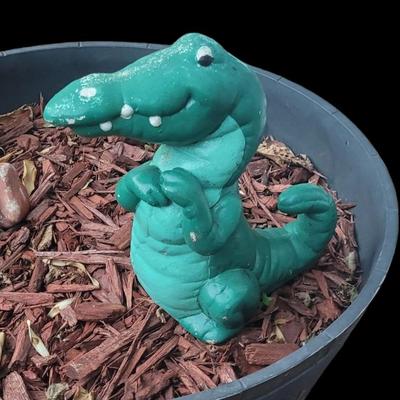 Sale Photo Thumbnail #4: Alligator Garden Statue