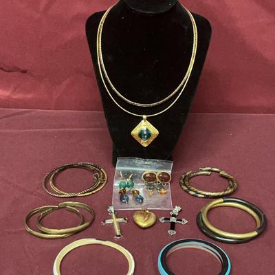 Silver Necklaces, Earrings, Pendants, Bangles/bracelets