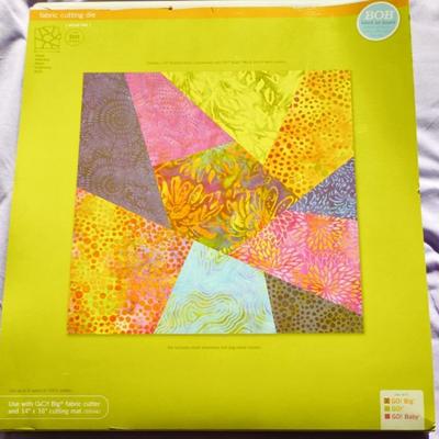  Accuquilt Go! Fabric Cutting Die - Big Crazy Quilt 