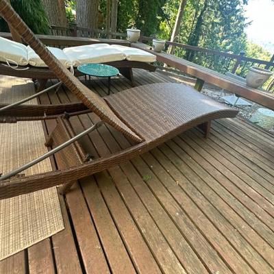 Lounge chairs (upright)