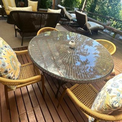 Patio table with 4 chairs (almost new)