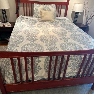 Queen size bedframe 