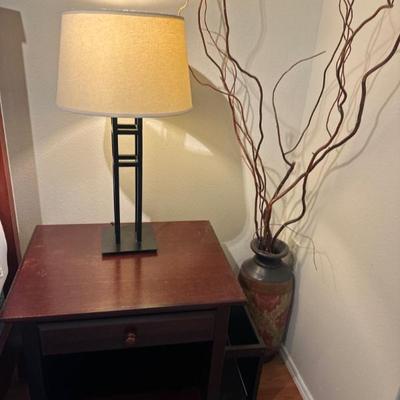 Nightstands, table lamps & decorative vase