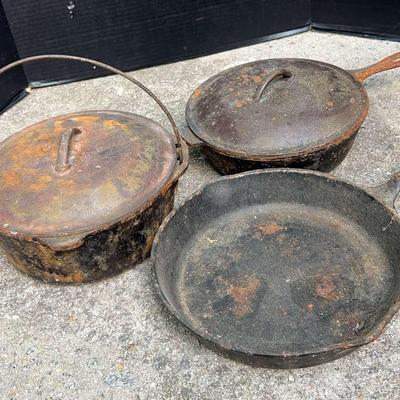Lodge & Wagner Cast Iron Cookware Set with Dutch Ovens and Skillet