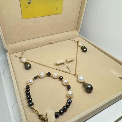 Sale Photo Thumbnail #4: Tahitian and freshwater pearls, $675