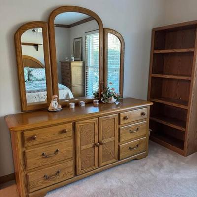 BEAUTIFUL WOODGRAIN OAK Stanley dresser with trifold mirror, $325