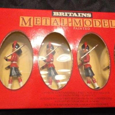 Britain's Metal-Models Handpainted #7237 Black Watch Officer Piper & 4 Men