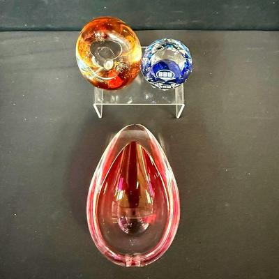 Decorative Art Glass Paperweights Pieces