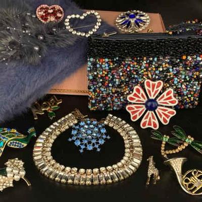 Bo403 vintage brooches and accessories