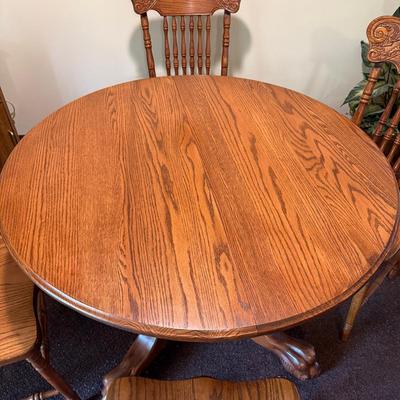 Very Nice 42” Round Kitchen Table With 4 Chairs