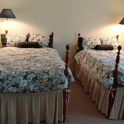 Two vintage twin beds bedding and lamps