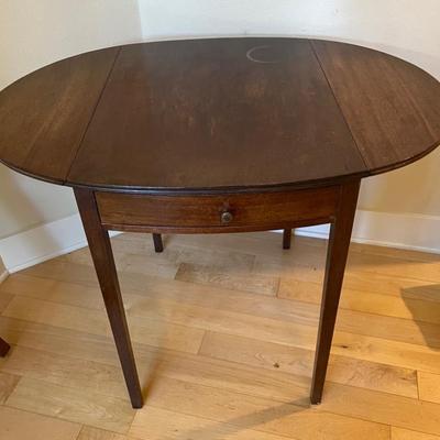 Drop leaf oval entry table