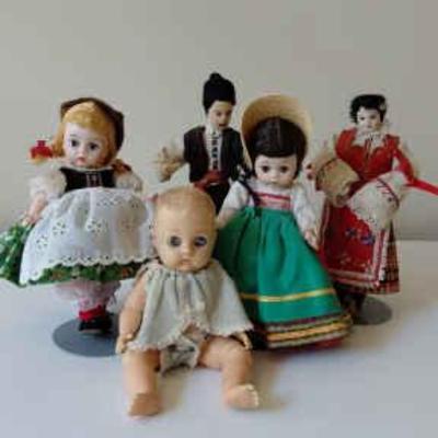 Lot of vintage dolls