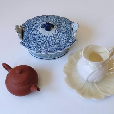 Lot of small scale dishware