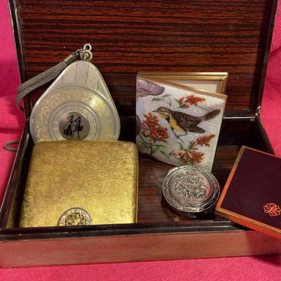 Compacts vintage and contemporary