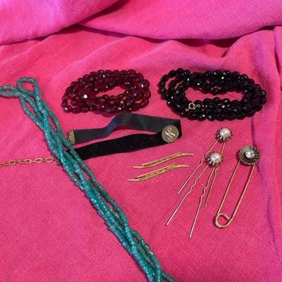 A mix of vintage jewelry