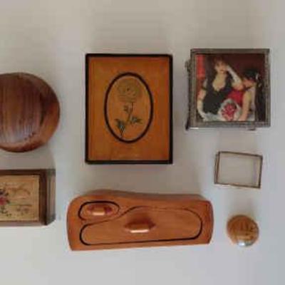 Lot of vintage trinket boxes