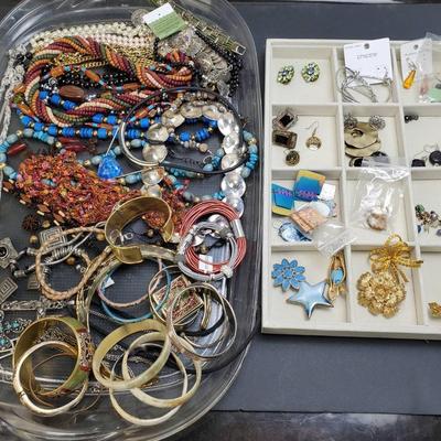 Costume Jewelry: Earrings, Necklaces, Bracelets, Brooches - Lot 1