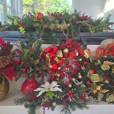 Christmas Wreaths And Table Decor #B