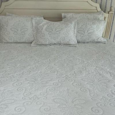 King Size Quilt And Shams 