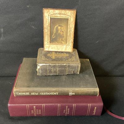 Bibles In Arabic, English And Mandarin