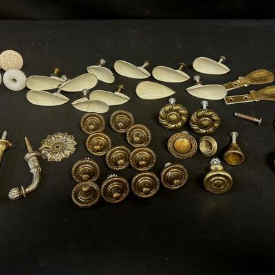 Vintage Knobs, Pulls And Other Hardware