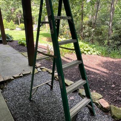 6’ Werner Fiberglas Stepladder 225 Lb Load Capacity - 10’ Max Reach
