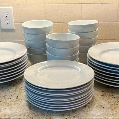 32 Piece Pottery Barn Dinner Ware Set