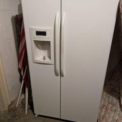GE Energy Star 25 Cu. Ft. Side-By-Side Refrigerator / Freezer