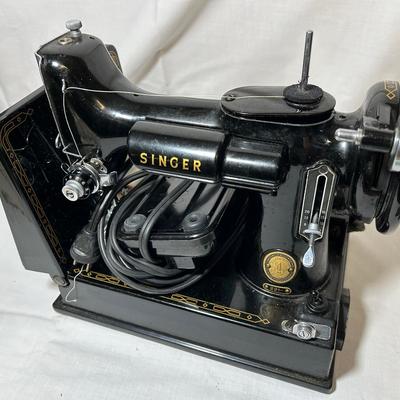 Singer Featherweight 221 Portable Sewing Machine With Case 