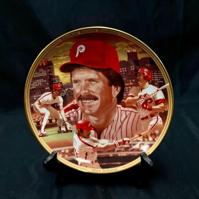 Lot 462: Mike Schmidt Collector Plate – Baseball Record Breakers Limited Edition